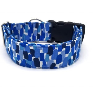 Puede incluir: Collar para perro azul y blanco con estampado y hebilla negra.