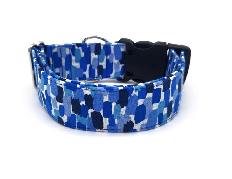 Puede incluir: Collar para perro azul y blanco con estampado y hebilla negra.
