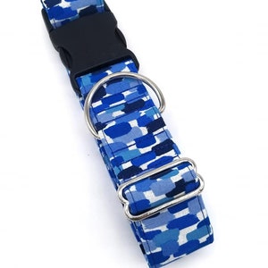 Puede incluir: Collar para perro con estampado azul y blanco, con hebilla negra y herrajes plateados.