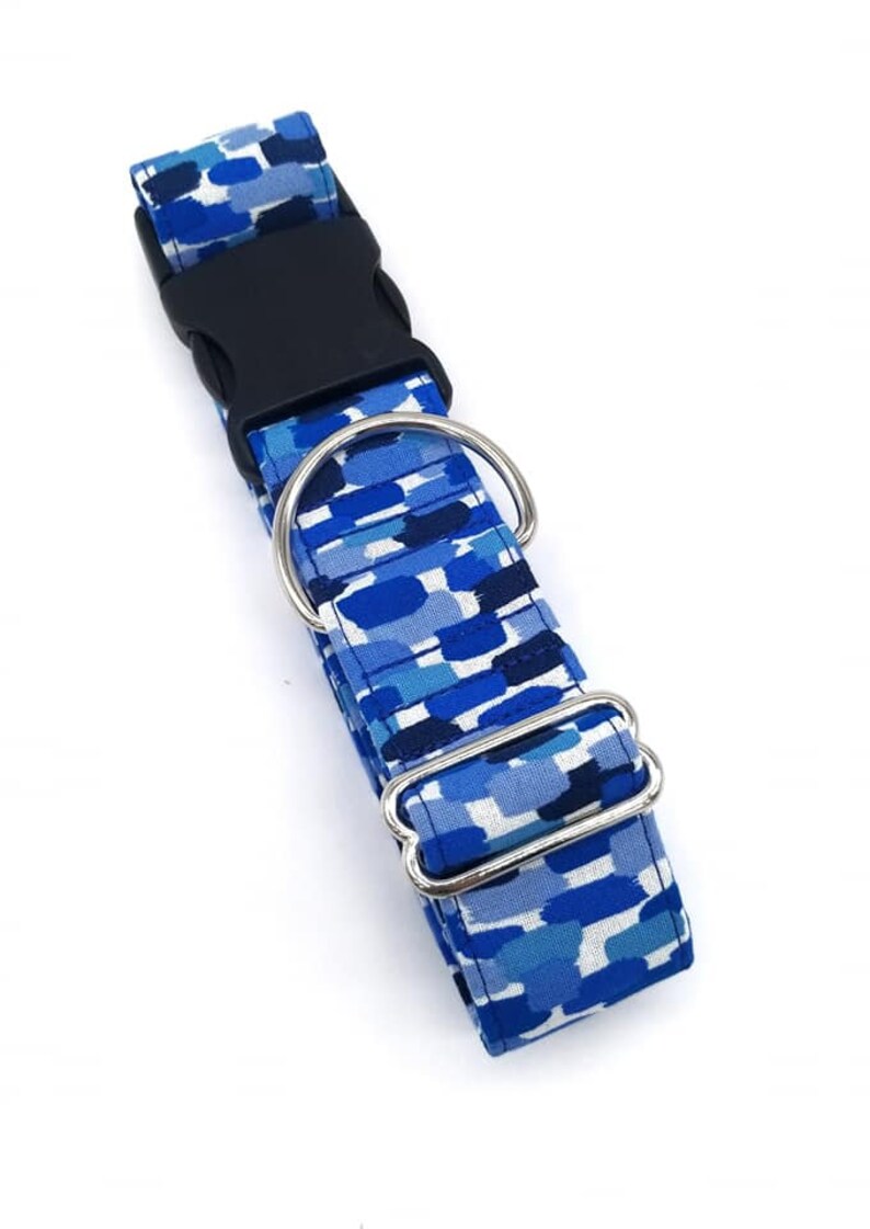Puede incluir: Collar para perro con estampado azul y blanco, con hebilla negra y herrajes plateados.