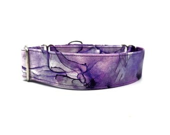 Puede incluir: Collar de perro de tela con estampado de mármol morado y blanco con herrajes plateados.