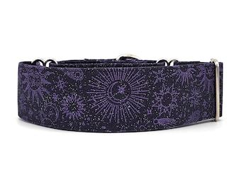 Puede incluir: Un collar para perro negro y morado con un estampado celestial con soles, lunas y estrellas. El collar tiene herrajes plateados.