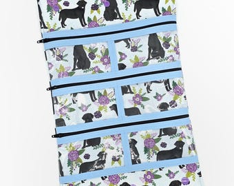 Organizador de correas para perros Labrador Negro para exposiciones caninas - Estampado floral azul y morado - Bolsillos con cremallera - Organizador de joyas de viaje - Accesorios para exposiciones caninas
