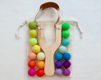 Filzkugel Schleuder: Handgefertigte Ahorn Holz Schleuder, leuchtende Filzbälle, Neon Regenbogen Filzbommeln, Filzbälle