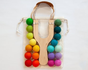Filzball mit Schleuder, Hand-Augen-Koordination, Ahorn, Regenbogen Wollfilz, Hand-Augen-Koordination