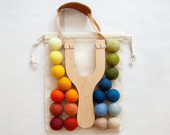 Filzkugel Schleuder: Handgefertigte Ahorn Holz Spielzeug Schleuder, Wollfilz Kugel Pom Poms, Quiet Indoor Fun, Camping Spielzeug, Hand Auge Dekoration Spielzeug