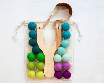 Filzkugel Schleuder: Handgefertigte Ahorn Holz Spielzeug Schleuder, Kinder so tun als ob Jagd Outdoor Spielzeug, Vintage Kinder Geburtstagsgeschenk, kühle Farben Pom Pom