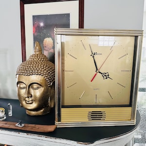 Zegar ścienny kwarcowy Roxisal 80s Deco wykonany na Tajwanie, złoty, z rzymskimi cyframi, styl MCM, Grandma Core, Boho, jedyny w swoim rodzaju, świetnie działa! Pudełko kwadratowe