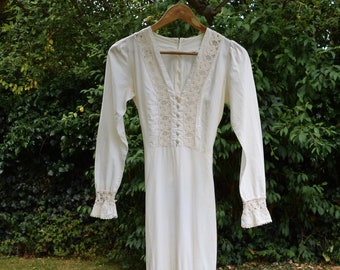 70s White Cotton Lace Maxi Dress. Size 36 / 26&quot; Waist.