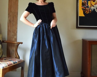 Vestido de terciopelo y tafetán de Laura Ashley de los años 80. UK 12. Negro, Azul Marino, Vestido de Fiesta