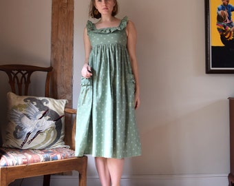Laura Ashley 70s katoenen midi-jurk. Extra klein. Rijke taille, groen, ditsy bloemen, trapeze
