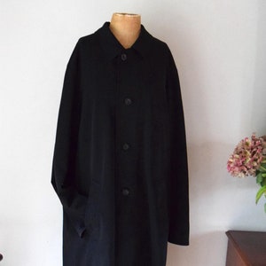 Capa de chuva Armani dos anos 90. 47&quot; Chest. Preto fosco, trespassado, minimalista