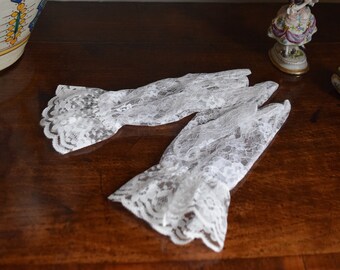 70s Lace Frilled Gloves. White, Sheer, Elasticated. Young Edwardian. Medium size