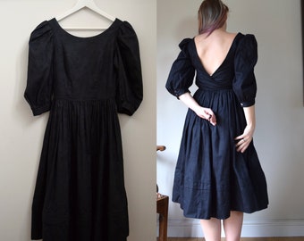 Jaren 80 Laura Ashley-jurk van getextureerd katoen met lage rug. Taille maat 6 / 25". Midi, pofmouwen