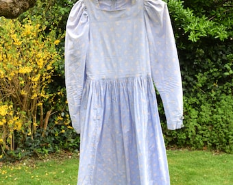 80-tals Laura Ashley-klänning med puffärmar. Storlek UK 10 / 29 cm i midjan. Ljusblå, blommig, bomull