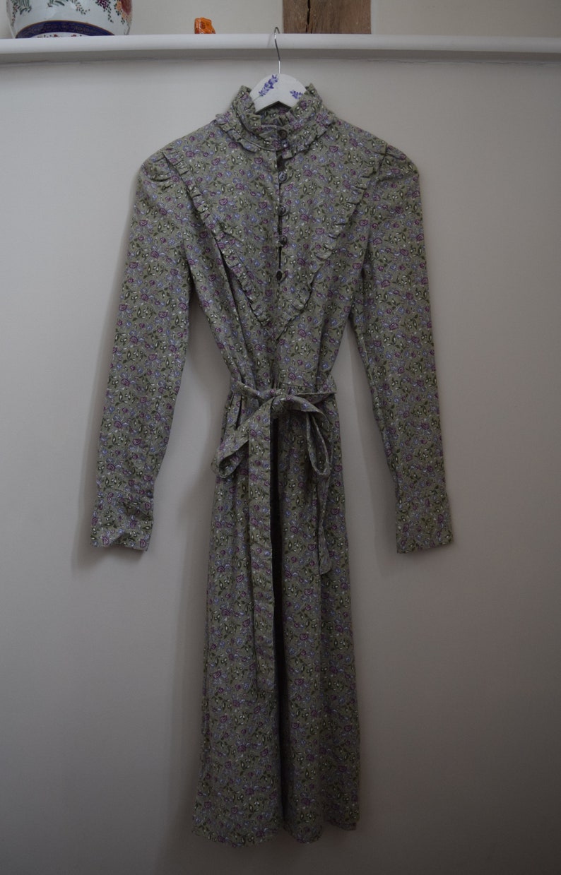 Vestido de pana de Laura Ashley de los años 70. UK 12 / 30 Cintura. Cuello alto, cuello con volantes. Floral. Algodón imagen 8