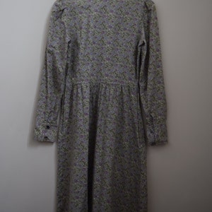 Vestido de pana de Laura Ashley de los años 70. UK 12 / 30 Cintura. Cuello alto, cuello con volantes. Floral. Algodón imagen 9