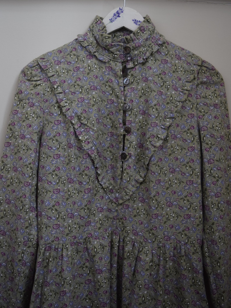 Vestido de pana de Laura Ashley de los años 70. UK 12 / 30 Cintura. Cuello alto, cuello con volantes. Floral. Algodón imagen 7