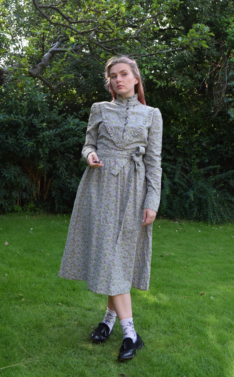 Vestido de pana de Laura Ashley de los años 70. UK 12 / 30 Cintura. Cuello alto, cuello con volantes. Floral. Algodón imagen 5