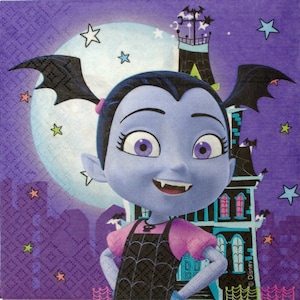 Puede incluir: Una niña vampiro de dibujos animados de color morado y azul con colmillos y alas de murciélago, sonriendo, frente a una casa morada y azul con una luna y estrellas en el fondo. El texto "© Disney" está en la esquina inferior derecha.