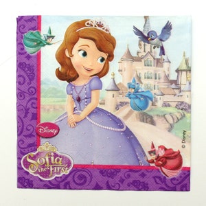 Może przedstawiać: Kwadratowa papierowa serwetka z ilustracją Disneya przedstawiającą Zosię Pierwszą w fioletowej sukni, z zamkiem w tle. Serwetka ma fioletową obwódkę z kwiatowym wzorem i logo Disneya.