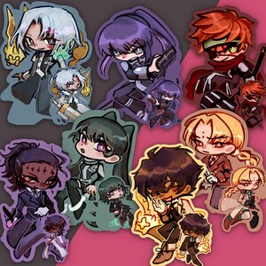 Puede incluir: Una colección de pegatinas de personajes de anime coloridos que representan a varios personajes con diferentes expresiones y poses. Las pegatinas están sobre un fondo rosa.