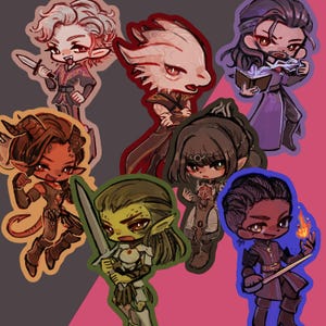 Puede incluir: Un conjunto de ocho pegatinas de personajes de dibujos animados que representan una variedad de criaturas fantásticas y humanos. Las pegatinas son coloridas y presentan una variedad de expresiones.