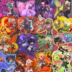 Peut inclure: Une collection d'autocollants colorés représentant divers personnages et créatures de style anime. Les autocollants présentent une variété de motifs, notamment des personnes et des monstres, avec des couleurs vives et des illustrations détaillées. Les autocollants ont une finition brillante.