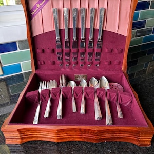 Vintage King Edward Silverpläterad 35-delars bestickset med förvaringslåda, 1930-tals Caprice-mönster