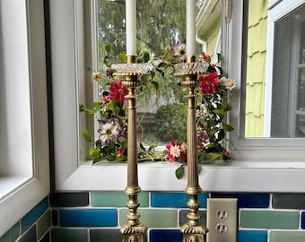 Juego de candelabros antiguos de latón macizo para altar, 2 candelabros de la Sagrada Familia del siglo XIX, completos con bobeches de vidrio y seguidores de latón ¡GUAU!