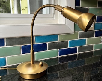 Lámpara de mesa Levenger vintage con cuello de cisne, giratoria, acabado en latón, lámpara de escritorio "Well Read Life" de los años 60 y 70. Excelente estado.