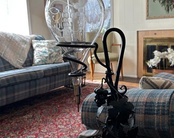 Dispensador aireador de vino vintage de vidrio grabado y hierro forjado, Austria, década de 1960. Excelente estado.