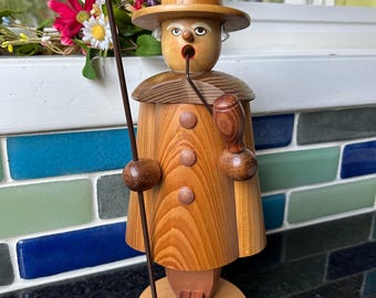 Fumador de incienso de madera vintage Räuchermann con abrigo, sombrero, pipa y bastón, tradición navideña alemana de los años 80. Excelente estado.