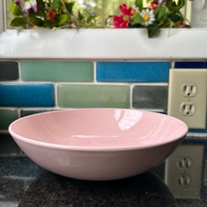 Vintage roze gespikkelde coupeschaal, retro keramische schaal van 23 cm, in perfecte staat.