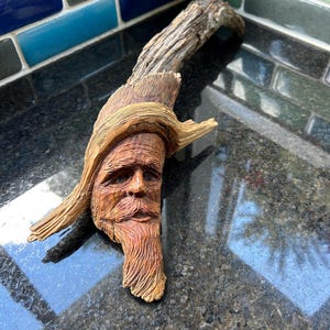 Vintage Wood Spirit Hand geschnitzter alter Mann Wand Kunst Künstler signiert 1990's Ausgezeichnet