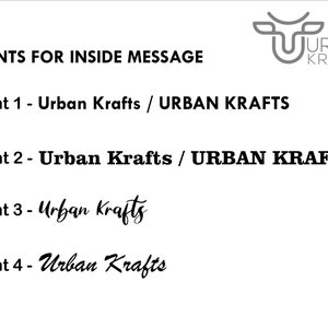 Pu&ograve; includere: Uno sfondo bianco mostra il testo che presenta gli stili di carattere. Il testo recita "FONT PER MESSAGGIO INTERNO" ed elenca quattro opzioni di carattere. Il logo Urban Krafts si trova nell'angolo in alto a destra. I caratteri 1 e 2 sono in grassetto, mentre i caratteri 3 e 4 sono corsivi.