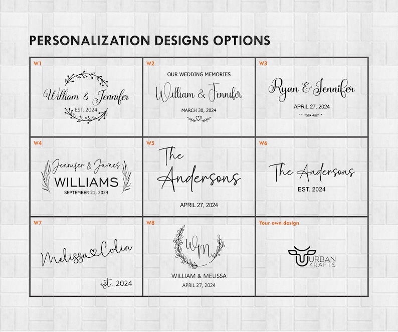 Pu&ograve; includere: Una griglia di opzioni di design per la personalizzazione con nomi e date. I design includono nomi come William & Jennifer, The Andersons e Melissa & Colin, con date come il 27 aprile 2024 e il 21 settembre 2024. Il testo "OPZIONI DI PERSONALIZZAZIONE" &egrave; in alto.