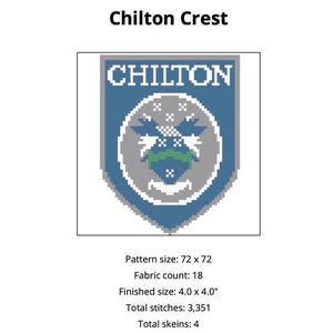 Può includere: Uno schema a punto croce blu e grigio di uno stemma con la parola "CHILTON" in alto. La dimensione del motivo è di 72 x 72 punti, il conteggio del tessuto è di 18, la dimensione finita è di 4,0 x 4,0 pollici, il numero totale di punti è di 3.351 e il numero totale di gomitoli è di 4.