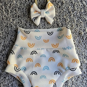Handgefertigtes Baby Bummie Set: Regenbogen Shorts & Schleife