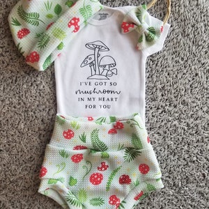 Conjunto de bebé hongo: conjunto de bummies, body y diadema hechos a mano (0-3 meses)