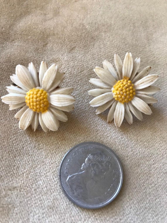 Vintage Sarah Coventry Daisy Clip-On Earrings