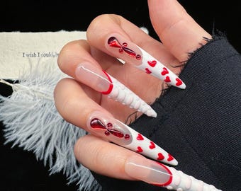 Unhas postiças com pedras vermelhas e brancas feitas à mão: ponta francesa stiletto