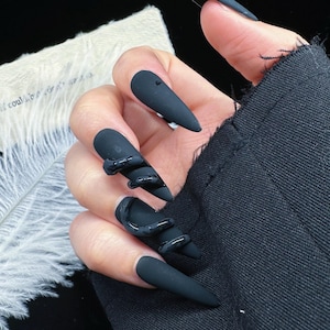 Uñas postizas góticas de serpiente negra hechas a mano: Stiletto extra largo
