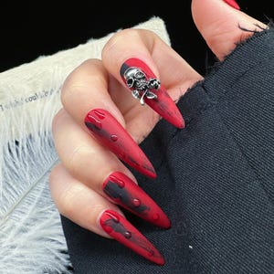 Uñas góticas hechas a mano: Esqueleto rojo, stiletto de cristal