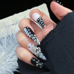 Uñas góticas hechas a mano: Saturn Stiletto negro, blanco y cromado
