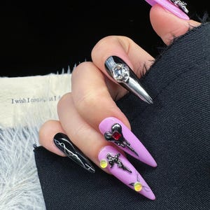 Uñas góticas hechas a mano: Corazón morado y negro, gema cromada y stiletto