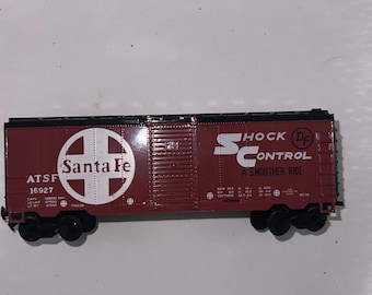 Réaliste à l'échelle HO Santa Fe ATSF 16927 wagon couvert antichoc train rouge toscan