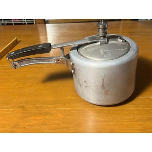 Olla a presión Hawkins Classic de aluminio de 3 litros, color plata.