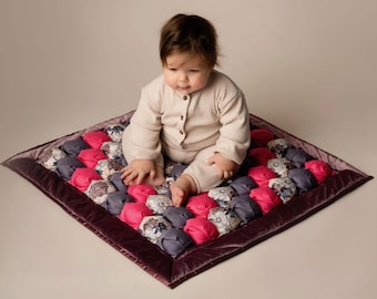 Handgemaakte roze en grijze noppenquilt: sensorisch babyspeelkleed
