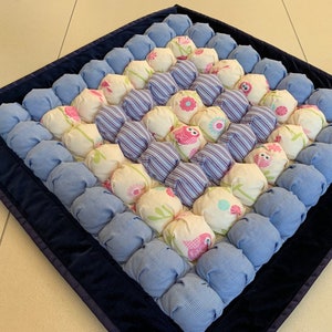 Handgefertigter Bubble Quilt: Sensorische Spieldecke aus Baumwolle für Babys